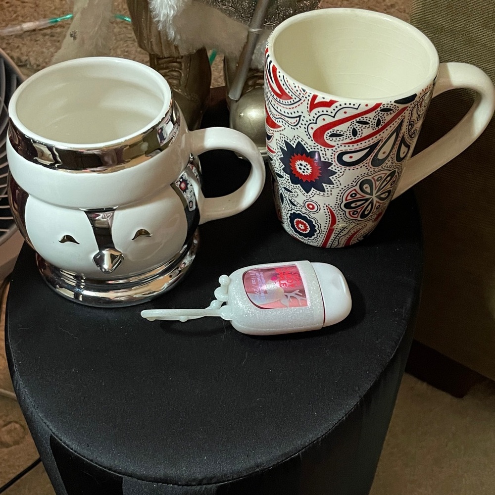 Bath and Body Works 2 rare mugs and hand sanitizer